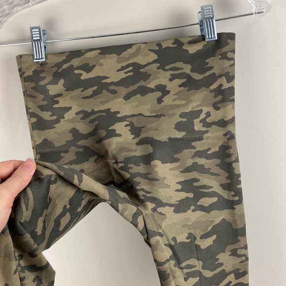Spanx Look At Me Now Camo Seamless Crop Leggings Size M - Picture 6 of 11